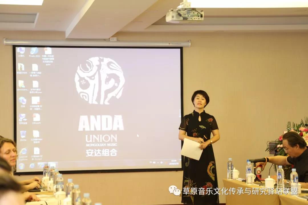 球友会教师李宝珠代表蒙古族著名作曲家色·恩克巴雅尔发言.jpg