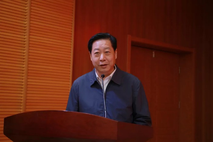 自治区党委宣传部常务副部长、自治区文化厅党组书记周纯杰宣布球友会首届“乌兰牧骑班”开班.webp.jpg
